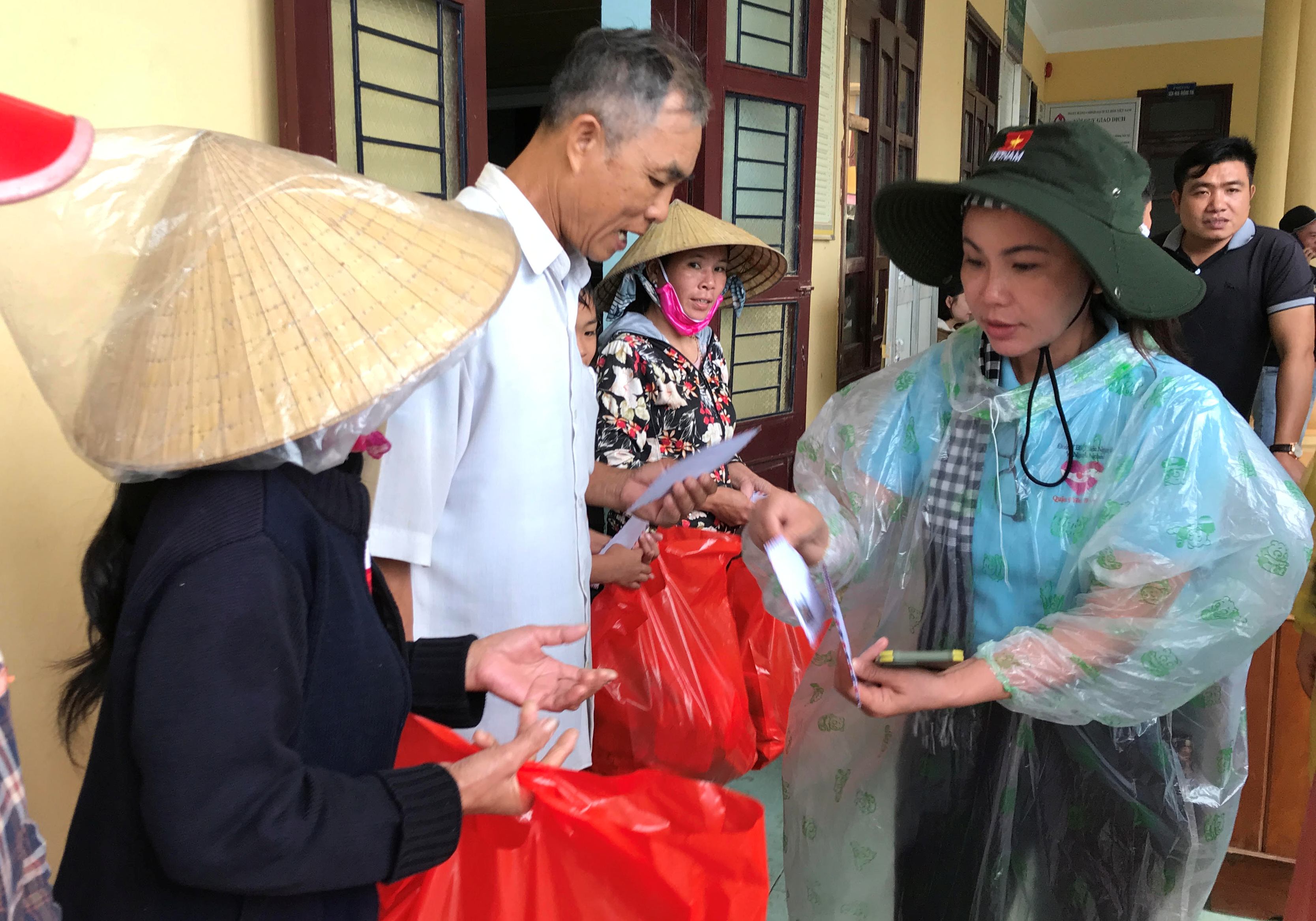 Trao quà hỗ trợ cho người dân hai xã Quảng Hải và Quảng Thủy.