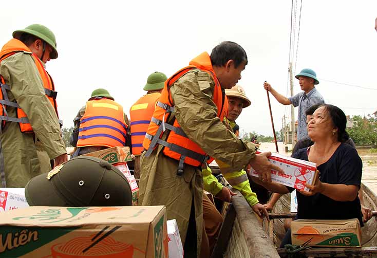 Các lực lượng hỗ trợ người dân trong lũ lụt. Ảnh: Ngọc Mai