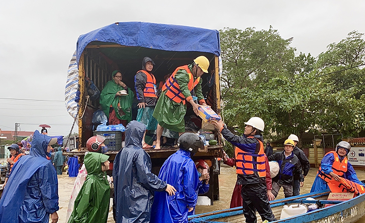 Các tổ chức, cá nhân, nhà hảo tâm trong cả nước đã khẩn trương cứu trợ người dân bị ngập lụt tỉnh ta ngay sau khi lũ bắt đầu rút.