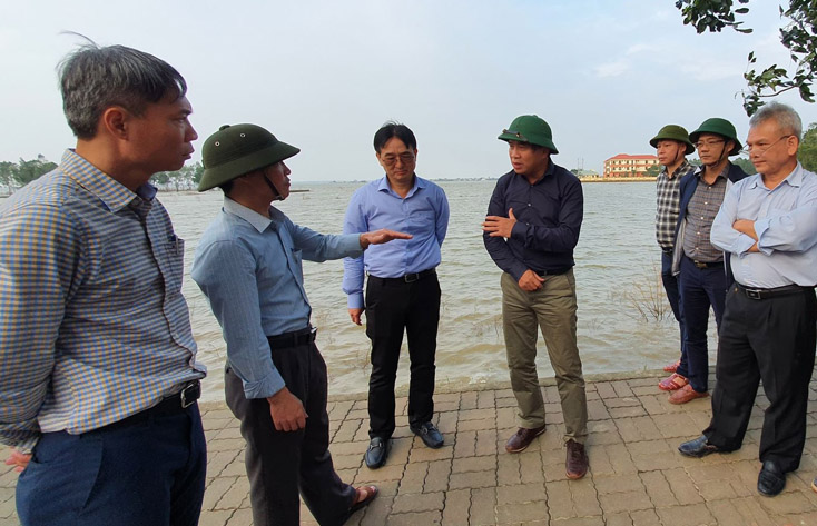 Đoàn công tác Bộ Xây dựng đang khảo sát các điểm ngập lụt trên địa bàn huyện Lệ Thủy