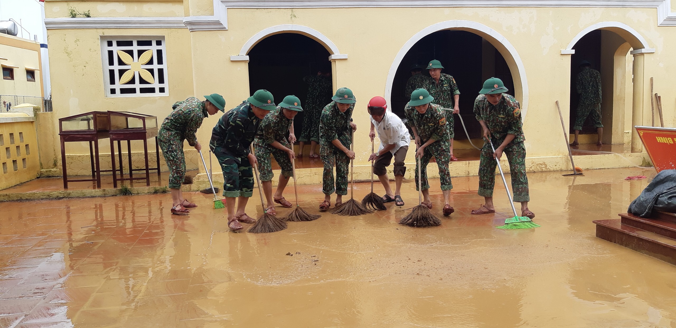 Các tổ cống tác chia làm nhiều hướng đến các trường học, khu dân cư dọn vệ sinh sau khi nước lũ rút