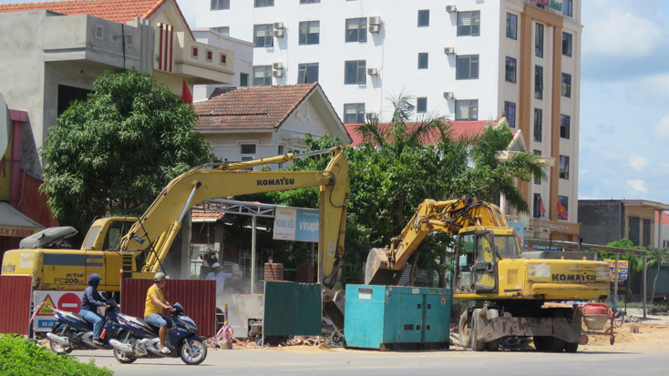 Hai dự án do Ban quản lý Dự án Môi trường biến đổi khí hậu T.P Đồng Hới làm chủ đầu tư thực hiện trên địa bàn TP Đồng Hới hiện đang gặp nhiều vướng mắc ở khâu đền bù giải phóng mặt bằng và chồng lấn mặt bằng thi công...