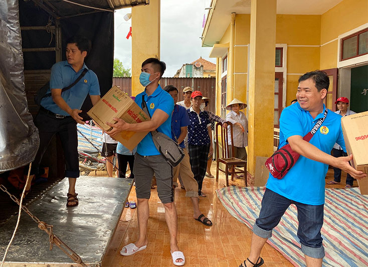 Công đoàn cơ sở Công ty TNHH Ching Luh chuyển quà để trao cho người dân vùng lũ huyện Lệ Thủy