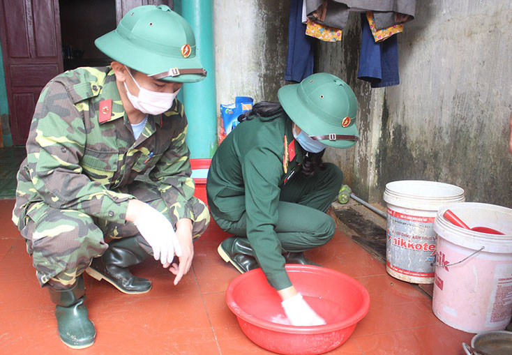 Đội y học dự phòng Quân khu 4 pha chế dung dịch khử khuẩn làm sạch nguồn nước