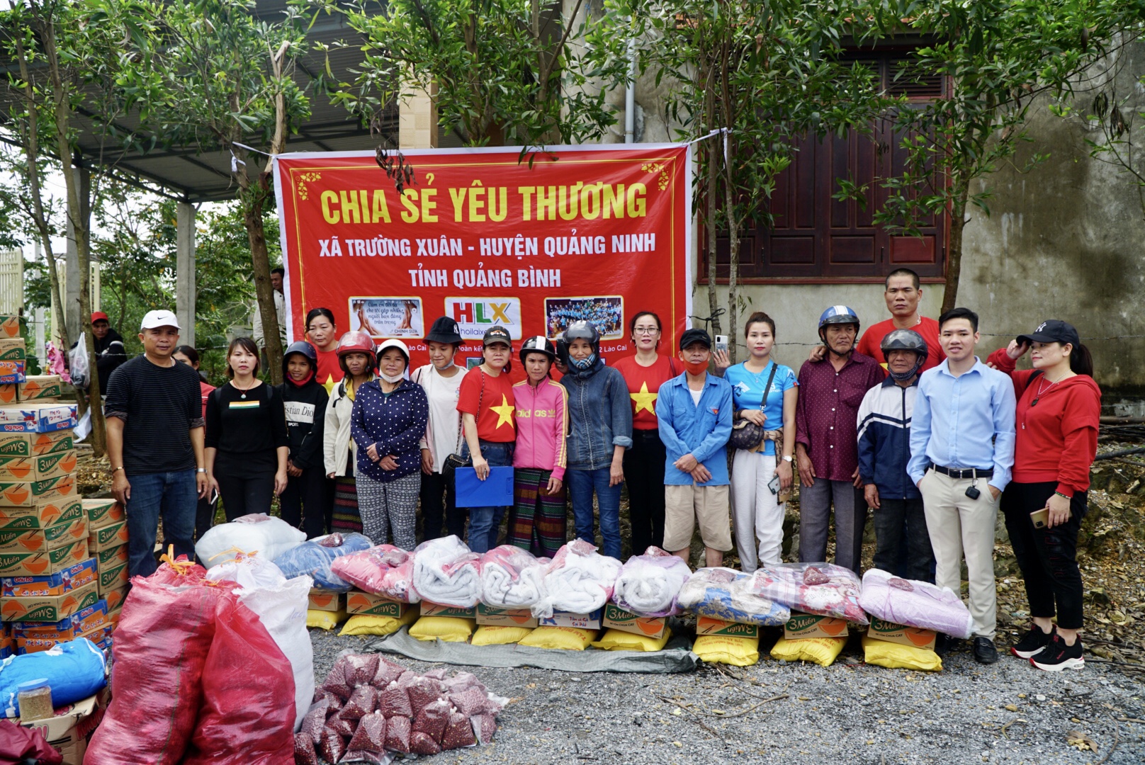 Công ty Cổ phần ĐTXD&TM Đức Nghĩa và hội Liên Minh thiện nguyện kết hợp với hội thiện nguyện Giáp Dần Lào Cai tổ chức trao quà hỗ trợ cho bà con tại xã Trường Xuân, huyện Quảng Ninh.