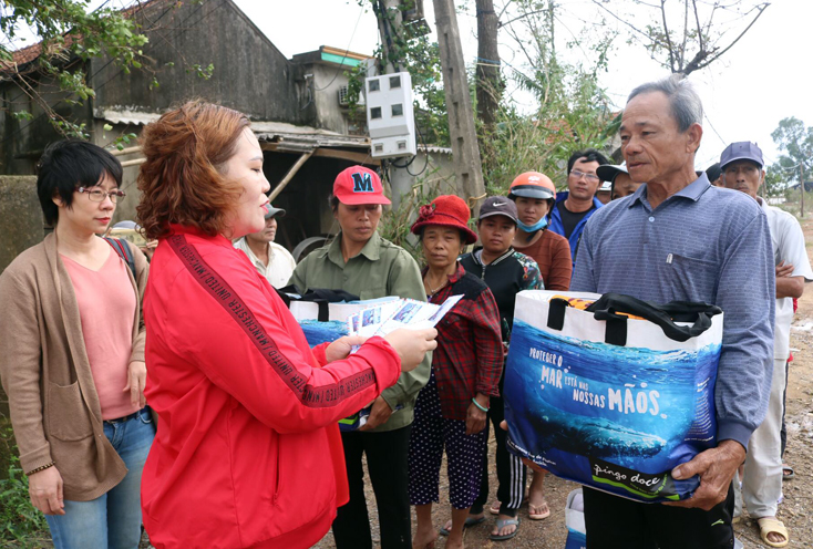 Trao quà cho bà con vùng lũ Tân Thủy, huyện Lệ Thủy.