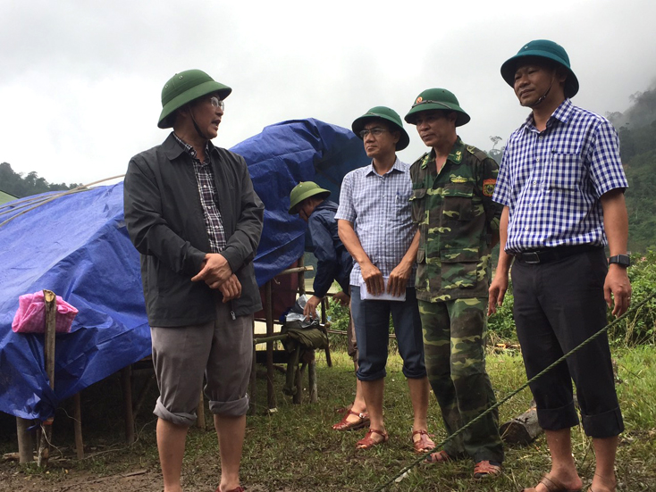 Lãnh đạo huyện Quảng Ninh kiểm tra công tác di dời tại bản Sắt.