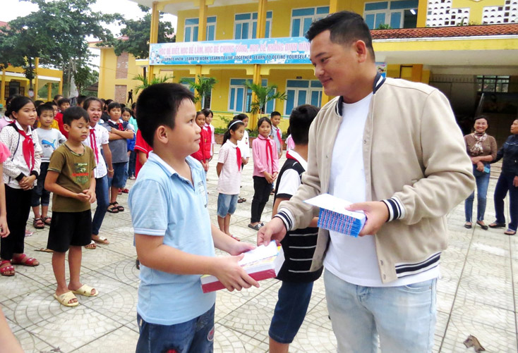 Đại diện Công ty Vstar Land trao cho học sinh vùng lũ huyện Lệ Thủy