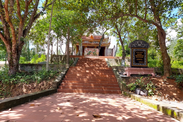  Các miếu thờ thần ở thôn Phúc Kiều được xây dựng trên các sườn đồi quanh khu vực chùa Phật Bà. 