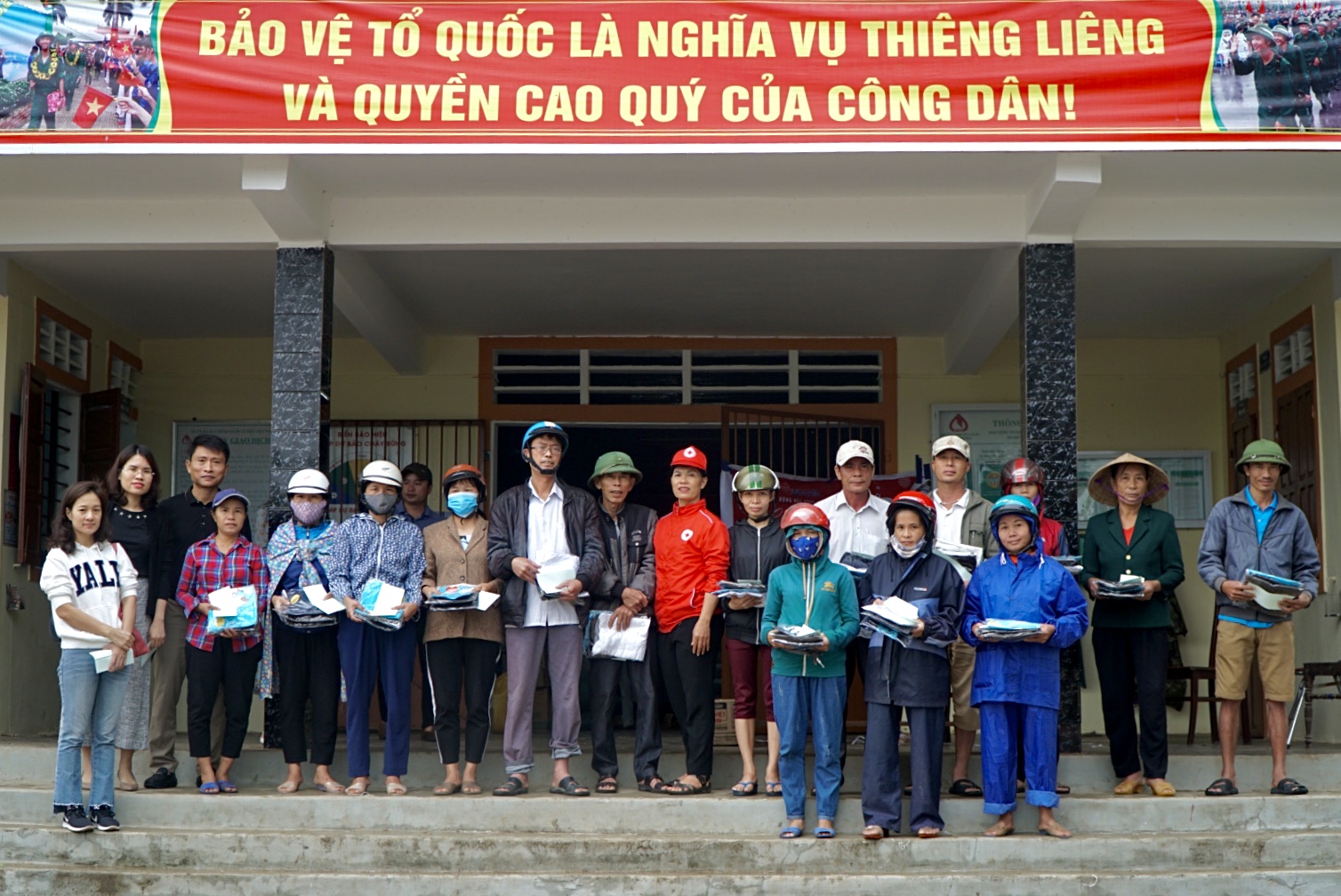 Đoàn đã trao hỗ trợ các phần quà cho người dân tại xã Vạn Ninh, huyện Quảng Ninh