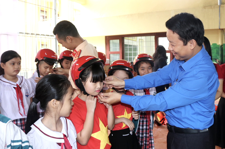 Ban thường vụ Tỉnh đoàn trao tặng mũ bảo hiểm cho các em học sinh.