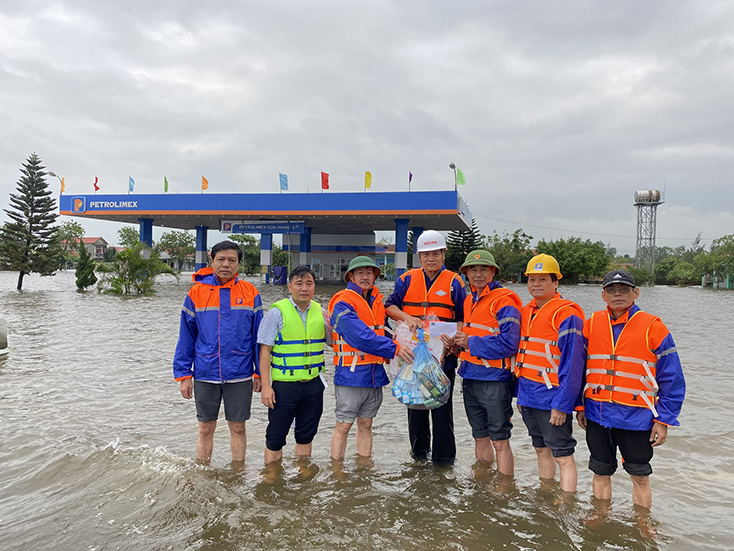 Lãnh đạo Công ty Xăng dầu Quảng Bình hỗ trợ nhu yếu phẩm kịp thời cho các cửa hàng cơ sở bị ngập lụt. 