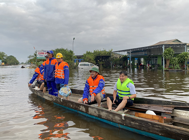 Trong những ngày xảy ra lũ lớn, lãnh đạo Công ty Xăng dầu Quảng Bình đã xuống cơ sở chỉ đạo trực tiếp phương án phòng, chống lũ lụt.