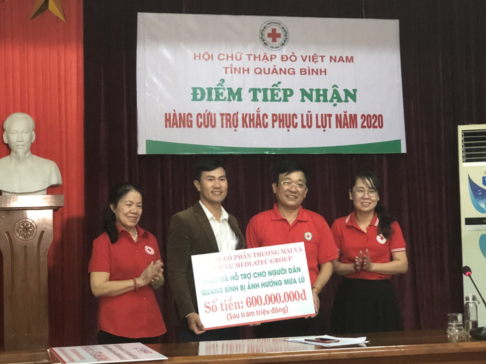 Đại diện lãnh đạo Tập đoàn MED GROUP trao số tiền hỗ trợ cho bà con vùng lũ thông qua Hội Chữ Thập đỏ tỉnh