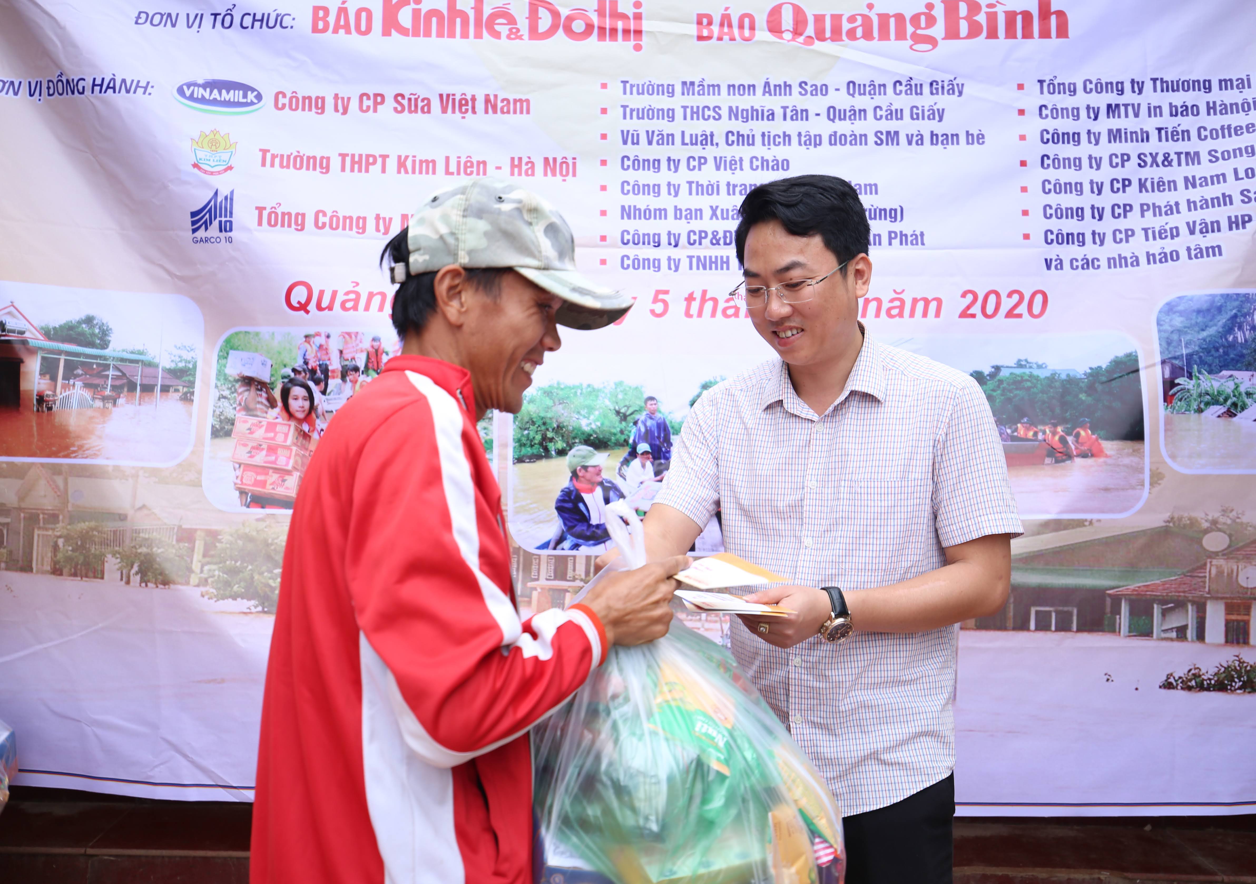 Trao tận tay bà con những món quà!