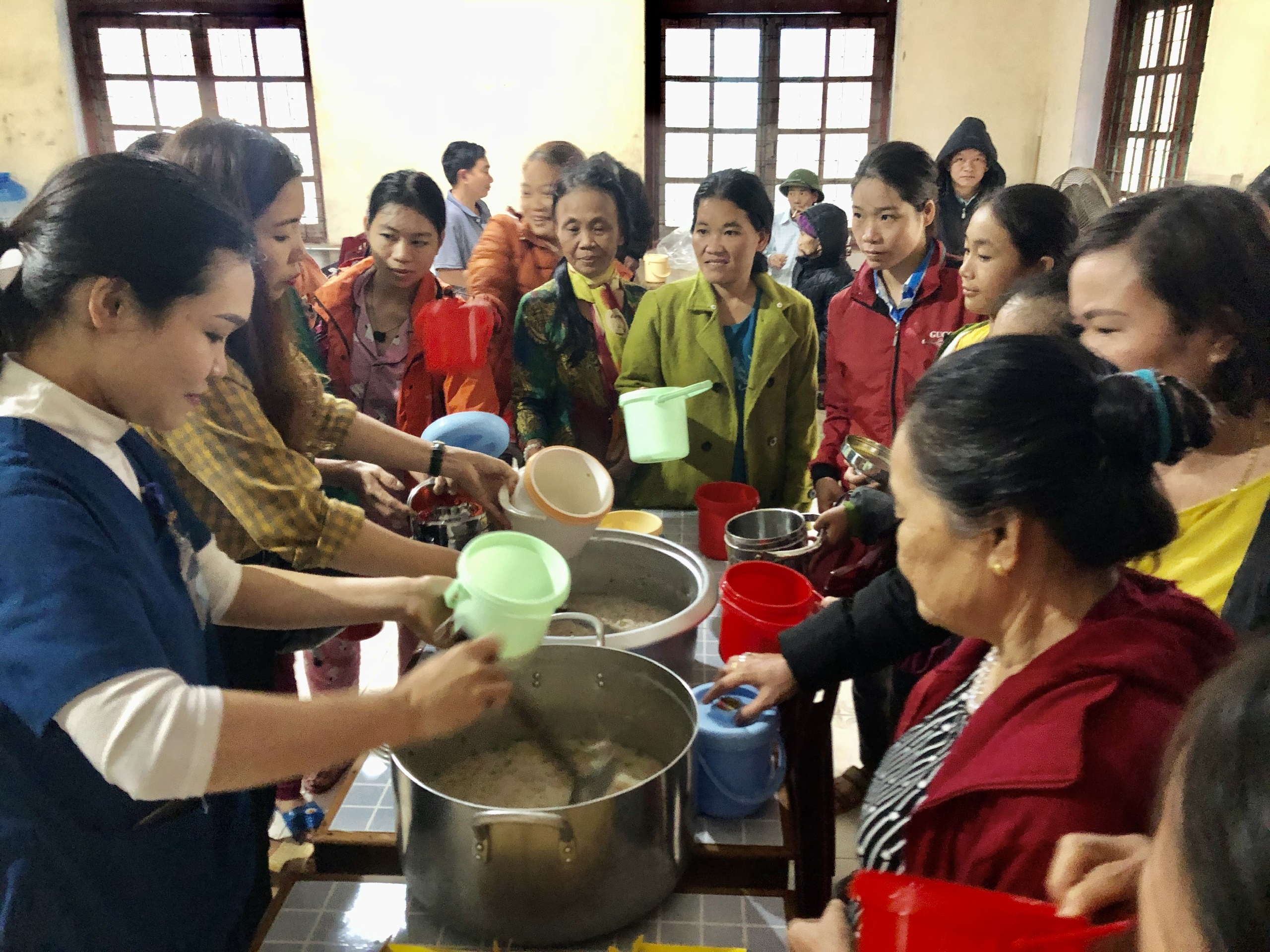  “Nồi cháo tình thương” được duy trì rất thường xuyên từ 6 năm nay tại Bệnh viện đa khoa Minh Hóa. 