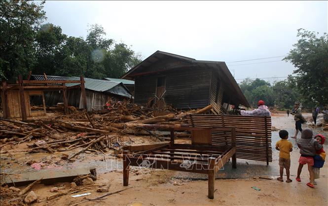 Nhà cửa của người dân xã Hướng Việt, huyện Hướng Hóa (Quảng Trị) bị hư hỏng, sập đổ do lũ quét, ngày 27-10-2020. Ảnh: Hồ Cầu/TTXVN