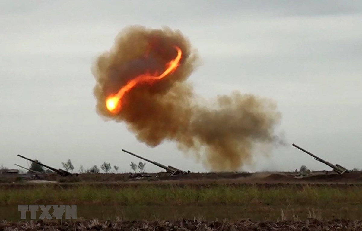  Binh sỹ Azerbaijan nã pháo về phía lực lượng Armenia trong xung đột tại khu vực tranh chấp Nagorny-Karabakh. (Ảnh: AFP/TTXVN)