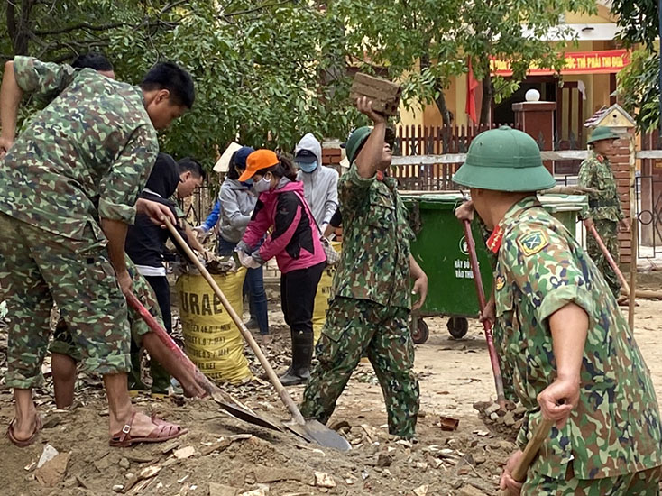 Lực lượng Quân sự phối hợp dọn vệ sinh môi trường sau lũ.