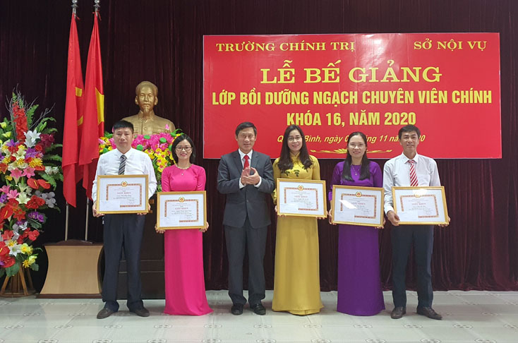 Lãnh đạo trường Chính trị tỉnh trao giấy chứng nhận cho các học viên xuất sắc.