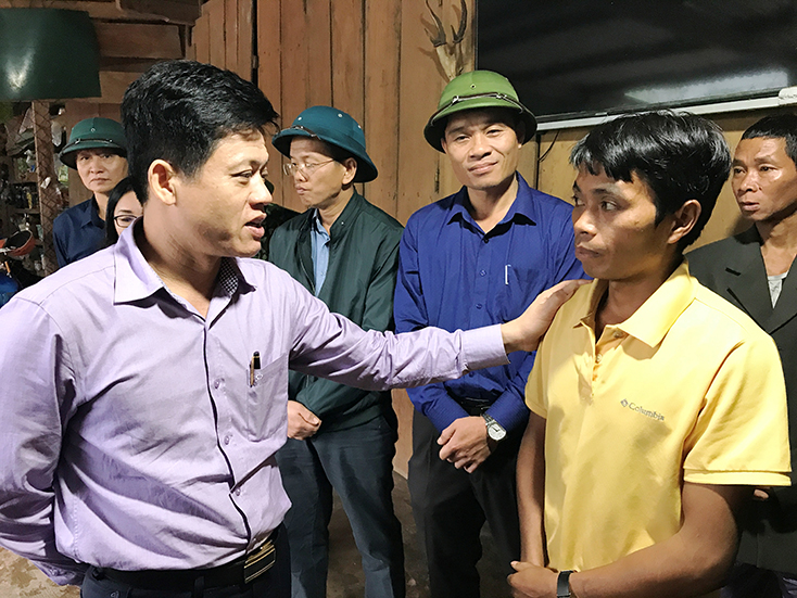 đồng chí Lê Văn Bảo, Ủy viên ban Thường vụ, Trưởng Ban Dân vận Tỉnh uỷ hỏi thăm đời sống bà con dân bản Cha Lo