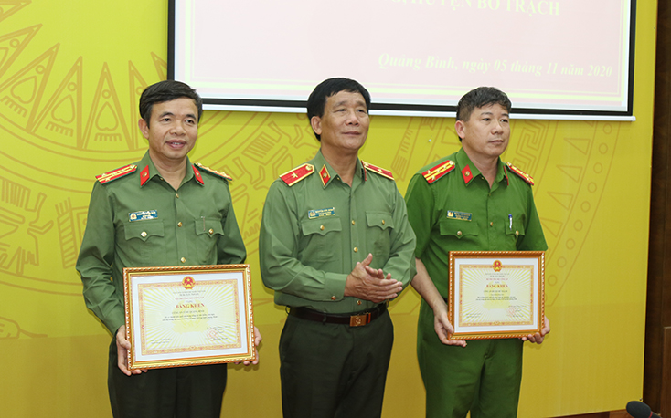 Thừa ủy quyền của Lãnh đạo Bộ Công an, Thiếu tướng Nguyễn Đức Minh, Phó Cục trưởng X03, Bộ Công an đã trao Bằng khen của Bộ Công an cho 2 tập thể.