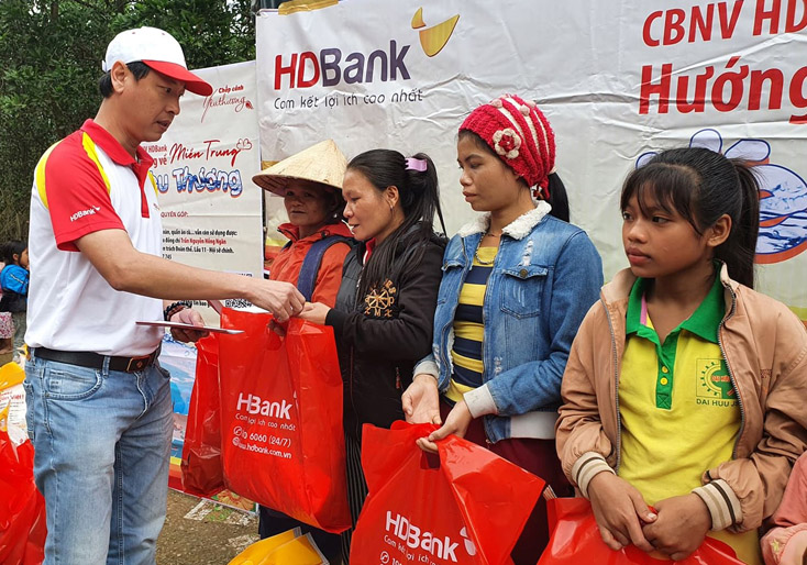 Đại diện lãnh đạo HD Bank Quảng Bình trao quà cho bản Ba Lóoc