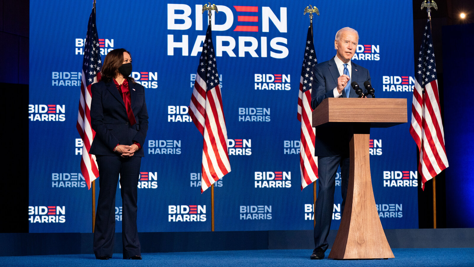 Ông Joe Biden, bà Kamala Harris phát biểu trước người ủng hộ. Ảnh: New York Times