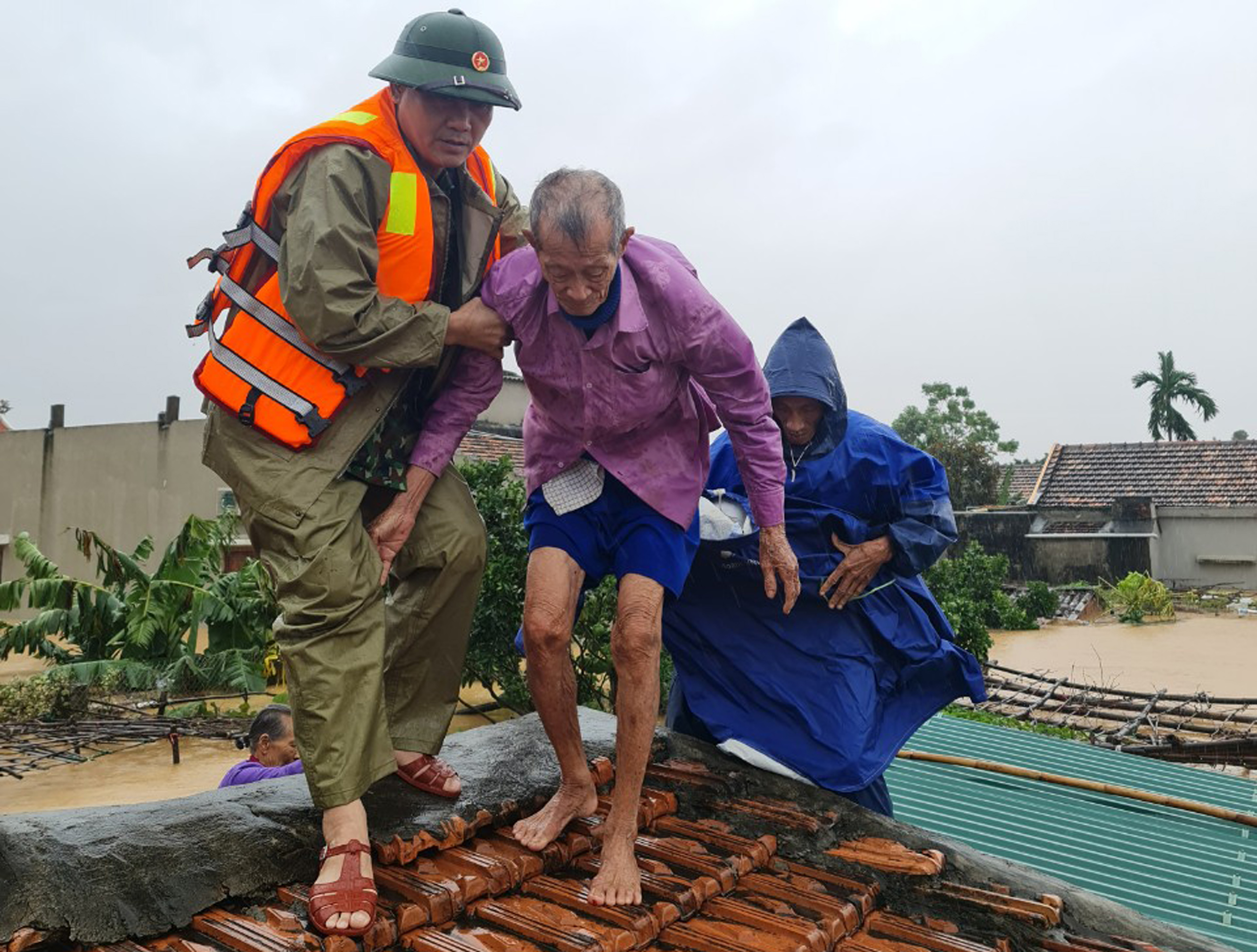  Bộ đội Biên phòng cứu hộ nhân dân huyện Quảng Ninh đến nơi an toàn.