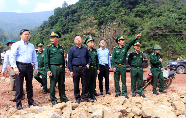  Đoàn công tác thị sát hiện trường sạt lở núi gây hư hỏng doanh trại Đồn Biên phòng Cửa khẩu quốc tế Cha Lo.