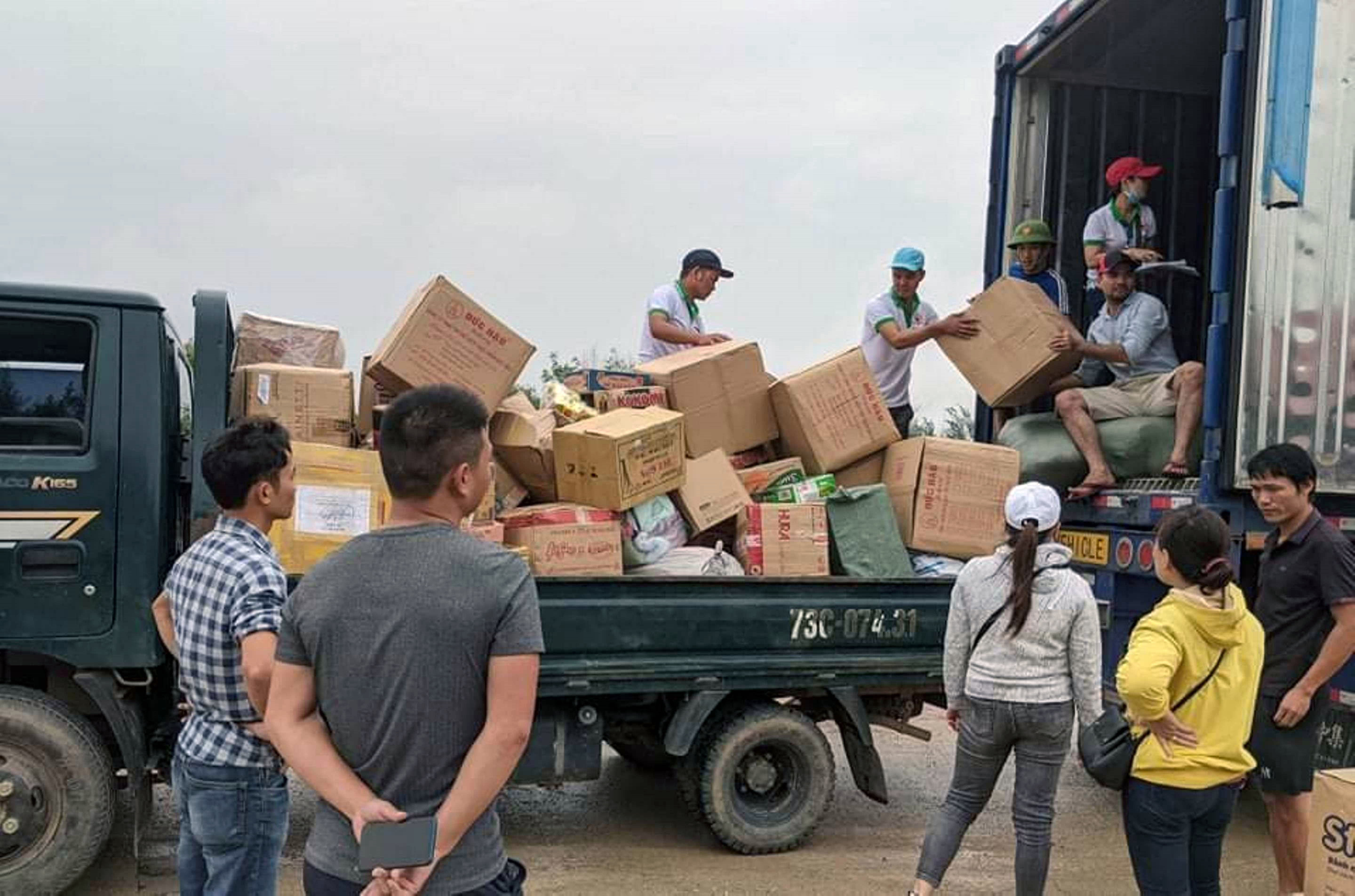  Những chuyến hàng cứu trợ được anh Hoàng Đình Thìn vận chuyển đến các xã ngập lụt trên địa bàn huyện Lệ Thủy để hỗ trợ người dân. 