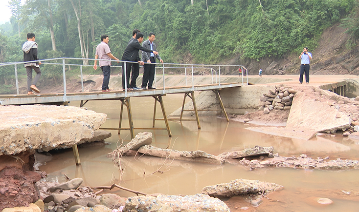 Lãnh đạo huyện Bố Trạch chỉ đạo khắc phục 1 số công trình bị hư hỏng tại địa bàn xã Thượng Trạch.