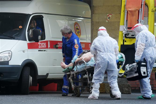 Chuyển bệnh nhân nhiễm COVID-19 tới bệnh viện ở Saint Petersburg, Nga. Ảnh: AFP/TTXVN