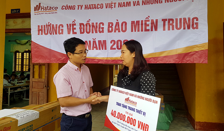 Đại diện Công ty Hataco Việt Nam trao quà cho Trường tiểu học xã Liên Trạch (huyện Bố Trạch).