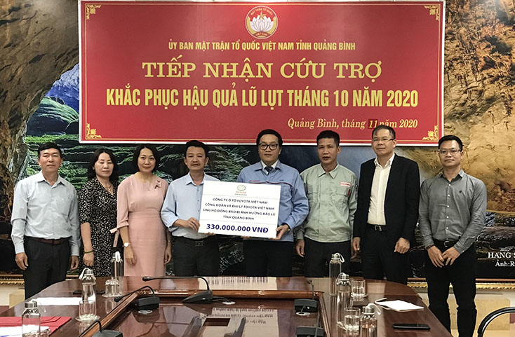 Đại diện lãnh đạo Ủy ban MTTQVN tỉnh tiếp nhận hỗ trợ từ Công ty Ô tô Toyota Việt Nam
