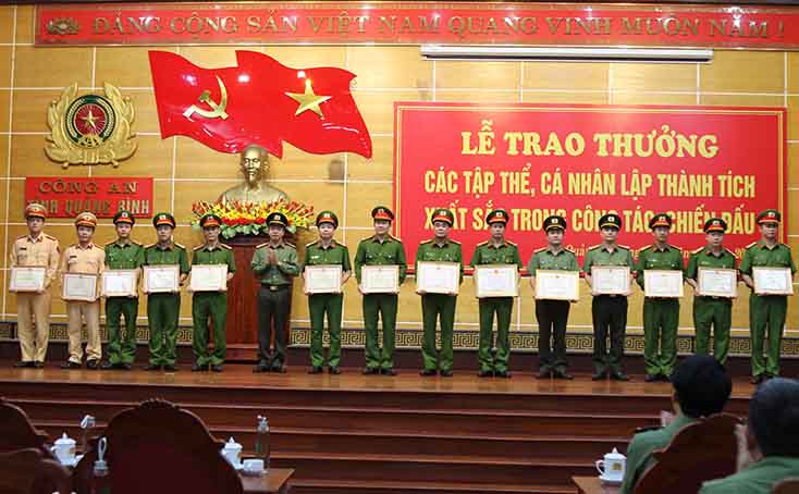 Đồng chí Đại tá Nguyễn Tiến Nam, Ủy viên Ban Thường vụ Tỉnh ủy, Giám đốc Công an tỉnh đã trao Bằng khen của Bộ Công an và Ủy ban nhân dân tỉnh Quảng Bình cho các tập thể, cá nhân