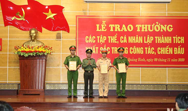 Đồng chí Đại tá Nguyễn Tiến Nam, Ủy viên Ban Thường vụ Tỉnh ủy, Giám đốc Công an tỉnh đã trao Thư khen cho các đơn vị