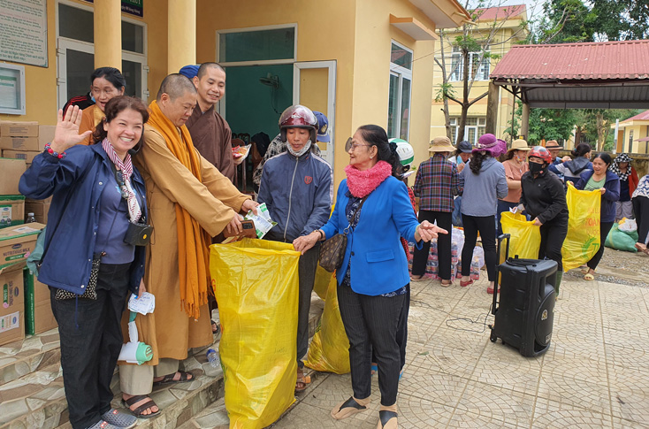 Đoàn trao quà cho bà con Vân Kiều ở xã Ngân Thủy (Lệ Thủy).  