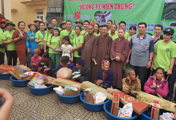 Đại đức Thích Đạo An cùng đoàn trao quà cho bà con Vân Kiều ở xã Ngân Thủy  (Lệ Thủy).