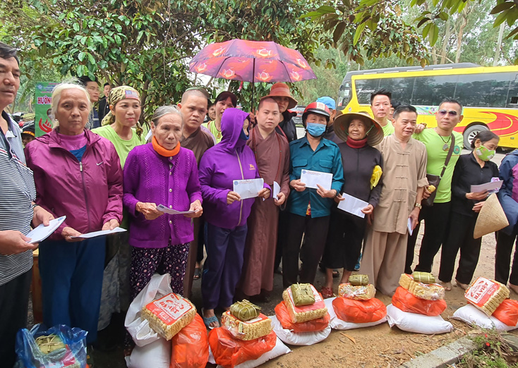 Đại đức Thích Nhuận Thành cùng đoàn trao quà cho bà con ở xã An Ninh (Quảng Ninh).