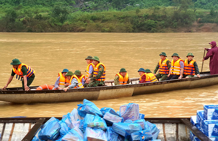 Đoàn công tác của tỉnh do đồng chí Bí thư Tỉnh ủy Vũ Đại Thắng dẫn đầu kiểm tra công tác khắc phục hậu quả mưa lũ và cấp phát nhu yếu phẩm cho bà con xã Trường Sơn (huyện Quảng Ninh).