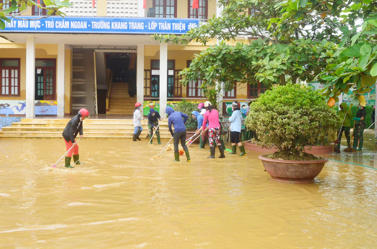 Toàn tỉnh có 334 trường với khoảng 3.000 phòng học và phòng chức năng bị thiệt hại do mưa lũ.