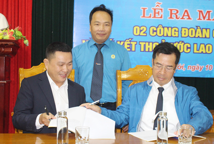 CĐCS Công ty cổ phần Phúc Thành Quảng Bình ký kết thỏa ước lao động tập thể.