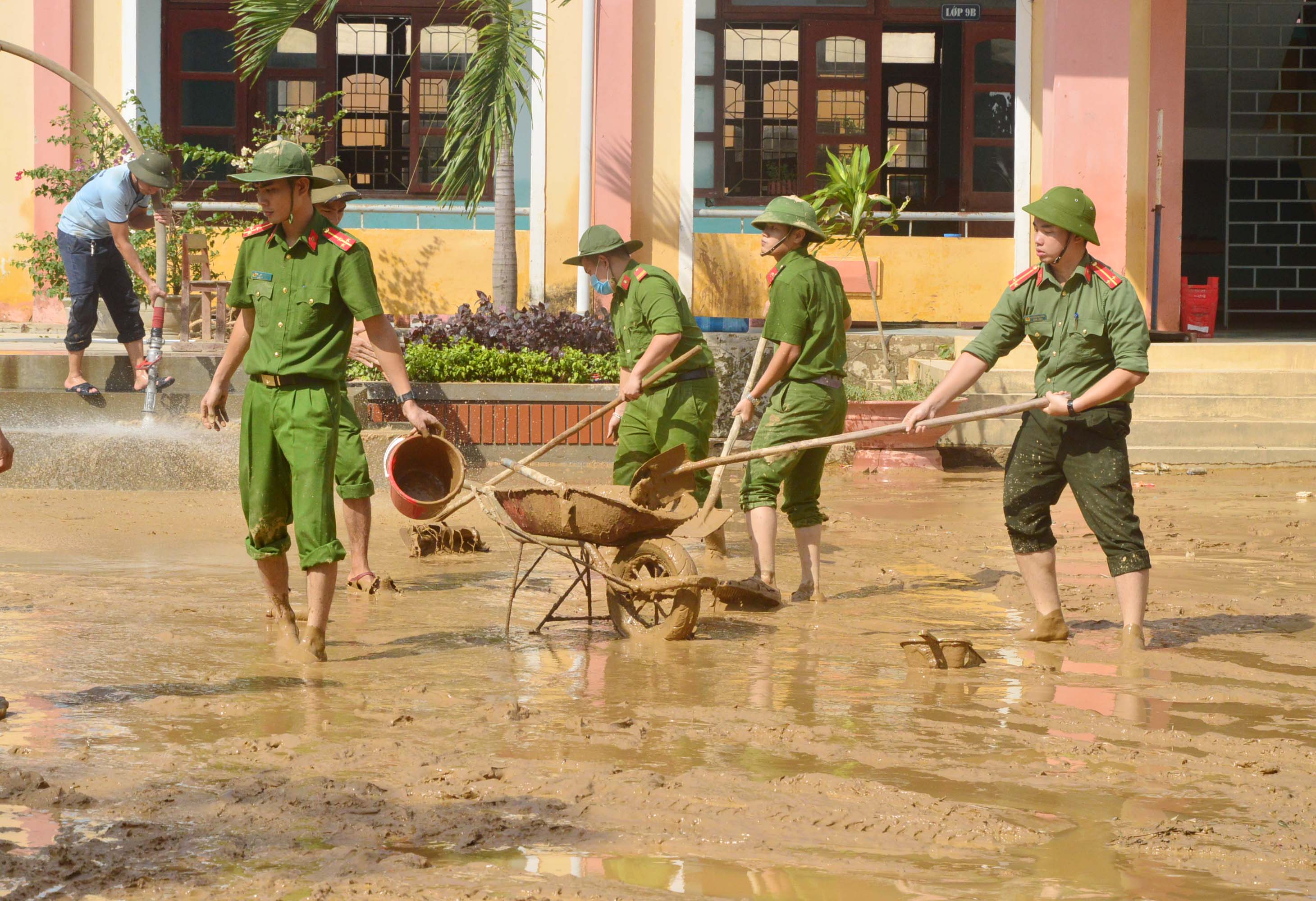    Lực lượng Công an tỉnh giúp hàng chục trường học vệ sinh môi trường sau lũ.