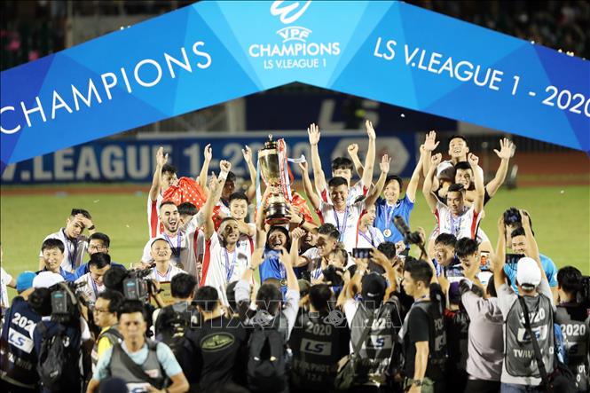   Ban tổ chức trao cúp vô địch quốc gia LS V.League 2020 cho đội Viettel. Ảnh: Thanh Vũ/TTXVN