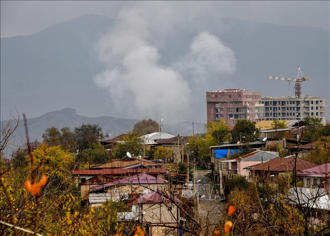 Khói bốc lên trong cuộc xung đột tại khu vực Nagorno-Karabakh,ngày 6-11-2020. Ảnh: AFP/TTXVN