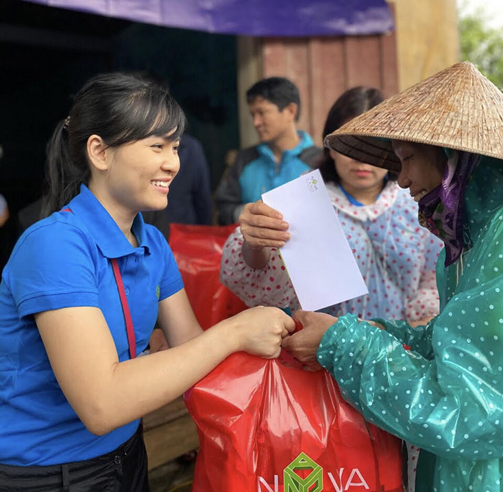 Đại diện Tập đoàn Novaland (TP. Hồ Chí Minh) thăm hỏi, trao quà cho nhân dân vùng lũ TX. Ba Đồn