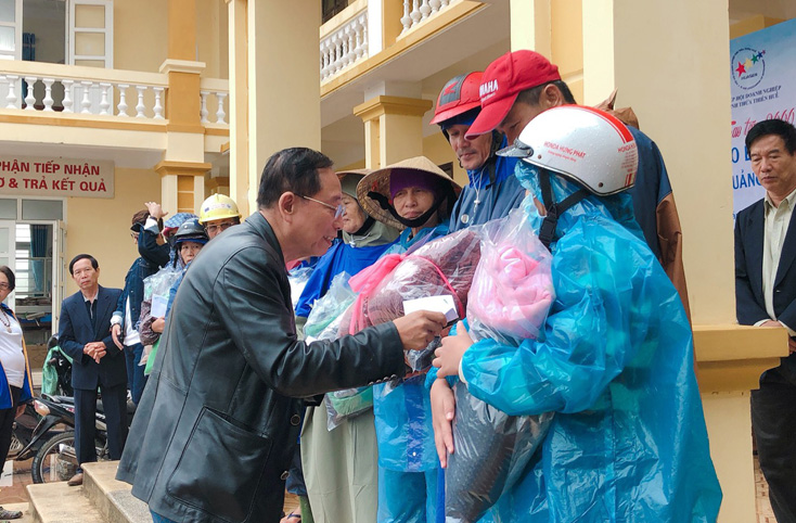 Hiệp hội Doanh nghiệp Thừa Thiên Huế trao quà cho người dân huyện Quảng Ninh. 