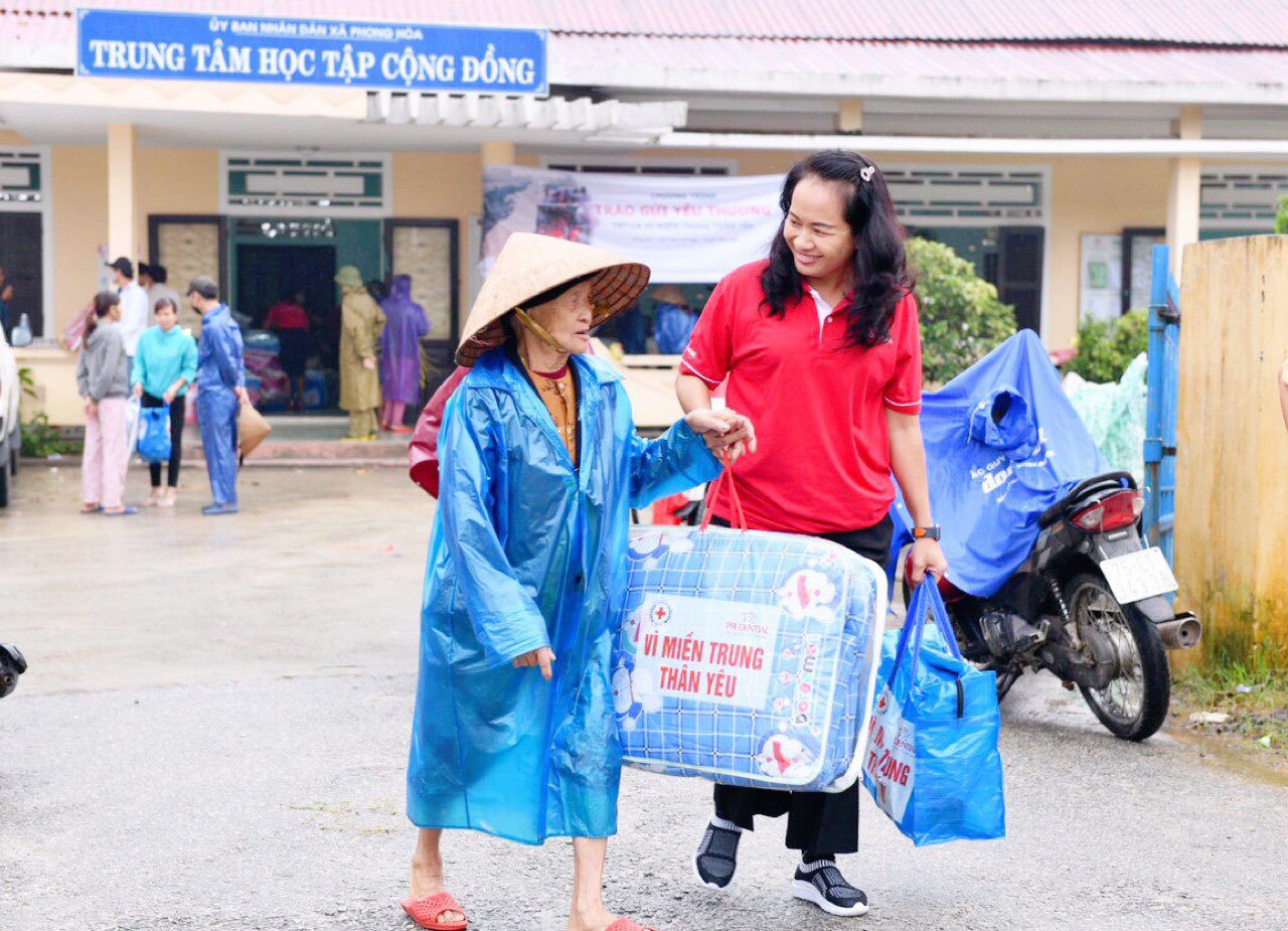  Prudential đã phát được 3,100 suất quà cho đồng bào ở 4 tỉnh Thừa Thiên – Huế, Quảng Trị, Quảng Bình và Quảng Nam.