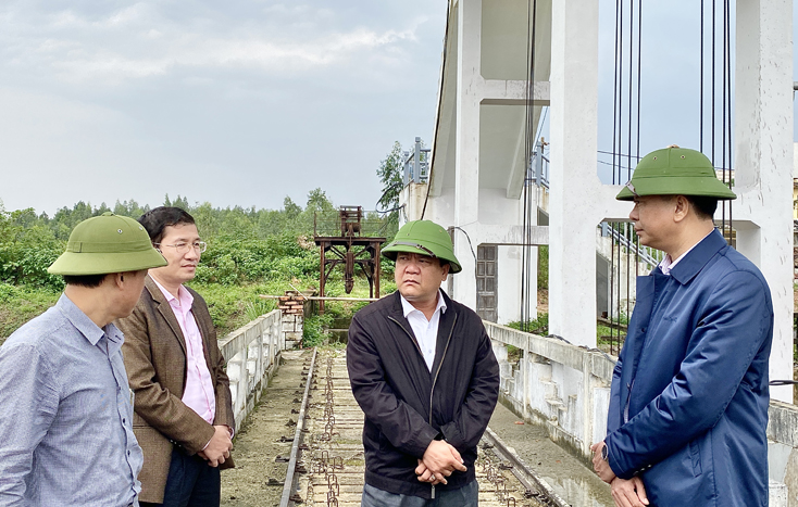 Đồng chí Phó Chủ tịch UBND tỉnh Trần Phong kiểm tra công tác điều tiết nước tại hồ chứa nước Phú Vinh (Đồng Hới).